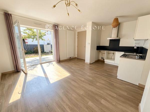 Maison lumineuse deux chambres avec jardin et stationnement couvert