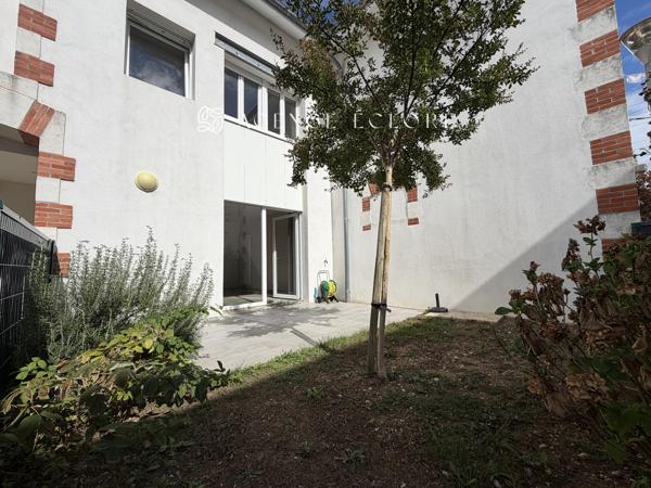 Maison lumineuse deux chambres avec jardin et stationnement couvert