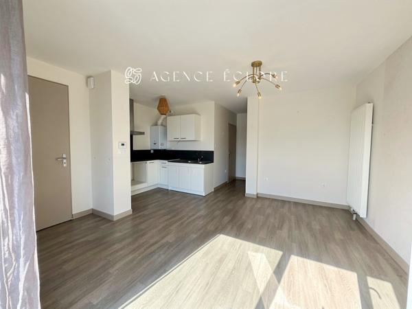 Maison lumineuse deux chambres avec jardin et stationnement couvert