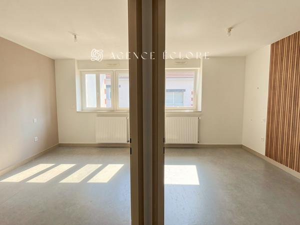 Maison lumineuse deux chambres avec jardin et stationnement couvert