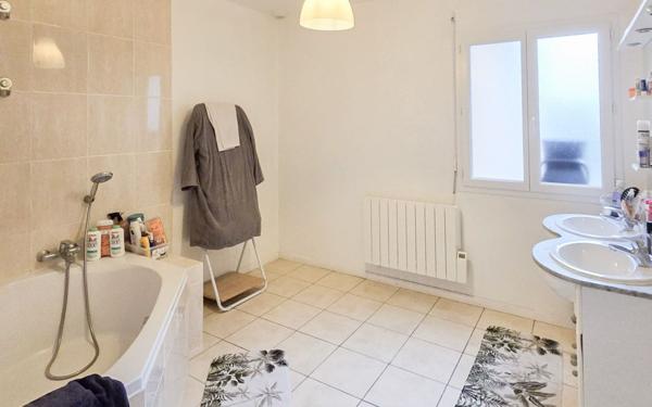 Maison à louer    4 pièces •  Buros