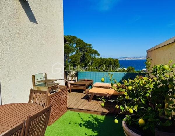 MARSEILLE 8e – DUPLEX DERNIER ÉTAGE – 84 M² – 60,70 M² DE TERRASSES – VUES PANORAMIQUES MER & MONTAGNES – BOX 35 M²

Au dernier étage d’une résidence particulièrement calme et arborée, découvrez ce duplex de 84 m² habitables, prolongé par 60,70 m² de terrasses sans vis-à-vis, offrant de remarquables perspectives sur la Méditerranée, les collines et les montagnes.

Des extérieurs conçus comme de véritables espaces de vie :
Atout majeur de l’appartement, la terrasse principale de 41,70 m² bénéficie de dimensions généreuses et d’une grande intimité.
Aménagée pour être pleinement utilisée au quotidien, elle accueille un jacuzzi, un espace bar et un barbecue, créant un cadre privilégié pour recevoir, déjeuner, dîner ou simplement profiter du soleil et du panorama.
Une seconde terrasse complète les extérieurs et permet de profiter des différentes orientations au fil de la journée.

Un duplex lumineux et ouvert sur les paysages :
L’appartement développe 84 m² habitables répartis sur 5 pièces, dont 2 chambres.
Sa configuration en duplex structure harmonieusement les différents espaces de vie, tandis que la double exposition apporte une belle luminosité et multiplie les ouvertures sur l’environnement.
Depuis l’appartement comme depuis les terrasses, les vues alternent entre mer, collines et montagnes, renforçant le caractère singulier du bien.

Un box fermé de 35 m²:
Le bien dispose également d’un box fermé de 35 m², suffisamment spacieux pour accueillir deux véhicules.
Équipé de l’électricité, il bénéficie également d’une mezzanine avec hauteur debout, offrant un volume de rangement particulièrement appréciable.

Un environnement résidentiel privilégié :
La résidence se distingue par son calme, ses espaces arborés et ses vastes aménagements paysagers, qui contribuent à préserver une atmosphère agréable et sereine.

L’association du dernier étage, des surfaces extérieures, de l’absence de vis-à-vis, des vues panoramiques et du vaste garage confère à cet appartement des qualités particulièrement recherchées dans le 8e arrondissement de Marseille.

Les points essentiels :
84 m² habitables • 5 pièces • 2 chambres • dernier étage • 60,70 m² de terrasses • terrasse principale de 41,70 m² • aucun vis-à-vis • vues panoramiques mer, collines et montagnes • double exposition • jacuzzi • espace bar • barbecue • résidence calme et arborée • box fermé de 35 m² pour deux véhicules • mezzanine de rangement • électricité dans le garage •