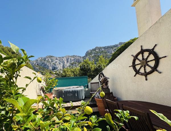 MARSEILLE 8e – DUPLEX DERNIER ÉTAGE – 84 M² – 60,70 M² DE TERRASSES – VUES PANORAMIQUES MER & MONTAGNES – BOX 35 M²

Au dernier étage d’une résidence particulièrement calme et arborée, découvrez ce duplex de 84 m² habitables, prolongé par 60,70 m² de terrasses sans vis-à-vis, offrant de remarquables perspectives sur la Méditerranée, les collines et les montagnes.

Des extérieurs conçus comme de véritables espaces de vie :
Atout majeur de l’appartement, la terrasse principale de 41,70 m² bénéficie de dimensions généreuses et d’une grande intimité.
Aménagée pour être pleinement utilisée au quotidien, elle accueille un jacuzzi, un espace bar et un barbecue, créant un cadre privilégié pour recevoir, déjeuner, dîner ou simplement profiter du soleil et du panorama.
Une seconde terrasse complète les extérieurs et permet de profiter des différentes orientations au fil de la journée.

Un duplex lumineux et ouvert sur les paysages :
L’appartement développe 84 m² habitables répartis sur 5 pièces, dont 2 chambres.
Sa configuration en duplex structure harmonieusement les différents espaces de vie, tandis que la double exposition apporte une belle luminosité et multiplie les ouvertures sur l’environnement.
Depuis l’appartement comme depuis les terrasses, les vues alternent entre mer, collines et montagnes, renforçant le caractère singulier du bien.

Un box fermé de 35 m²:
Le bien dispose également d’un box fermé de 35 m², suffisamment spacieux pour accueillir deux véhicules.
Équipé de l’électricité, il bénéficie également d’une mezzanine avec hauteur debout, offrant un volume de rangement particulièrement appréciable.

Un environnement résidentiel privilégié :
La résidence se distingue par son calme, ses espaces arborés et ses vastes aménagements paysagers, qui contribuent à préserver une atmosphère agréable et sereine.

L’association du dernier étage, des surfaces extérieures, de l’absence de vis-à-vis, des vues panoramiques et du vaste garage confère à cet appartement des qualités particulièrement recherchées dans le 8e arrondissement de Marseille.

Les points essentiels :
84 m² habitables • 5 pièces • 2 chambres • dernier étage • 60,70 m² de terrasses • terrasse principale de 41,70 m² • aucun vis-à-vis • vues panoramiques mer, collines et montagnes • double exposition • jacuzzi • espace bar • barbecue • résidence calme et arborée • box fermé de 35 m² pour deux véhicules • mezzanine de rangement • électricité dans le garage •