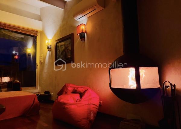 MARSEILLE 8e – DUPLEX DERNIER ÉTAGE – 84 M² – 60,70 M² DE TERRASSES – VUES PANORAMIQUES MER & MONTAGNES – BOX 35 M²

Au dernier étage d’une résidence particulièrement calme et arborée, découvrez ce duplex de 84 m² habitables, prolongé par 60,70 m² de terrasses sans vis-à-vis, offrant de remarquables perspectives sur la Méditerranée, les collines et les montagnes.

Des extérieurs conçus comme de véritables espaces de vie :
Atout majeur de l’appartement, la terrasse principale de 41,70 m² bénéficie de dimensions généreuses et d’une grande intimité.
Aménagée pour être pleinement utilisée au quotidien, elle accueille un jacuzzi, un espace bar et un barbecue, créant un cadre privilégié pour recevoir, déjeuner, dîner ou simplement profiter du soleil et du panorama.
Une seconde terrasse complète les extérieurs et permet de profiter des différentes orientations au fil de la journée.

Un duplex lumineux et ouvert sur les paysages :
L’appartement développe 84 m² habitables répartis sur 5 pièces, dont 2 chambres.
Sa configuration en duplex structure harmonieusement les différents espaces de vie, tandis que la double exposition apporte une belle luminosité et multiplie les ouvertures sur l’environnement.
Depuis l’appartement comme depuis les terrasses, les vues alternent entre mer, collines et montagnes, renforçant le caractère singulier du bien.

Un box fermé de 35 m²:
Le bien dispose également d’un box fermé de 35 m², suffisamment spacieux pour accueillir deux véhicules.
Équipé de l’électricité, il bénéficie également d’une mezzanine avec hauteur debout, offrant un volume de rangement particulièrement appréciable.

Un environnement résidentiel privilégié :
La résidence se distingue par son calme, ses espaces arborés et ses vastes aménagements paysagers, qui contribuent à préserver une atmosphère agréable et sereine.

L’association du dernier étage, des surfaces extérieures, de l’absence de vis-à-vis, des vues panoramiques et du vaste garage confère à cet appartement des qualités particulièrement recherchées dans le 8e arrondissement de Marseille.

Les points essentiels :
84 m² habitables • 5 pièces • 2 chambres • dernier étage • 60,70 m² de terrasses • terrasse principale de 41,70 m² • aucun vis-à-vis • vues panoramiques mer, collines et montagnes • double exposition • jacuzzi • espace bar • barbecue • résidence calme et arborée • box fermé de 35 m² pour deux véhicules • mezzanine de rangement • électricité dans le garage •