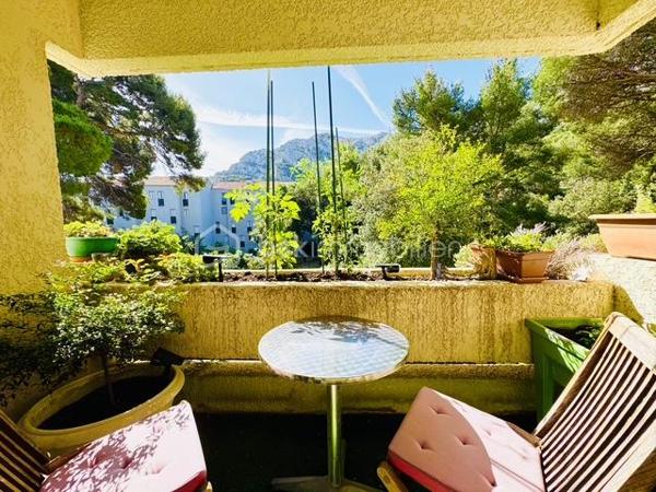 MARSEILLE 8e – DUPLEX DERNIER ÉTAGE – 84 M² – 60,70 M² DE TERRASSES – VUES PANORAMIQUES MER & MONTAGNES – BOX 35 M²

Au dernier étage d’une résidence particulièrement calme et arborée, découvrez ce duplex de 84 m² habitables, prolongé par 60,70 m² de terrasses sans vis-à-vis, offrant de remarquables perspectives sur la Méditerranée, les collines et les montagnes.

Des extérieurs conçus comme de véritables espaces de vie :
Atout majeur de l’appartement, la terrasse principale de 41,70 m² bénéficie de dimensions généreuses et d’une grande intimité.
Aménagée pour être pleinement utilisée au quotidien, elle accueille un jacuzzi, un espace bar et un barbecue, créant un cadre privilégié pour recevoir, déjeuner, dîner ou simplement profiter du soleil et du panorama.
Une seconde terrasse complète les extérieurs et permet de profiter des différentes orientations au fil de la journée.

Un duplex lumineux et ouvert sur les paysages :
L’appartement développe 84 m² habitables répartis sur 5 pièces, dont 2 chambres.
Sa configuration en duplex structure harmonieusement les différents espaces de vie, tandis que la double exposition apporte une belle luminosité et multiplie les ouvertures sur l’environnement.
Depuis l’appartement comme depuis les terrasses, les vues alternent entre mer, collines et montagnes, renforçant le caractère singulier du bien.

Un box fermé de 35 m²:
Le bien dispose également d’un box fermé de 35 m², suffisamment spacieux pour accueillir deux véhicules.
Équipé de l’électricité, il bénéficie également d’une mezzanine avec hauteur debout, offrant un volume de rangement particulièrement appréciable.

Un environnement résidentiel privilégié :
La résidence se distingue par son calme, ses espaces arborés et ses vastes aménagements paysagers, qui contribuent à préserver une atmosphère agréable et sereine.

L’association du dernier étage, des surfaces extérieures, de l’absence de vis-à-vis, des vues panoramiques et du vaste garage confère à cet appartement des qualités particulièrement recherchées dans le 8e arrondissement de Marseille.

Les points essentiels :
84 m² habitables • 5 pièces • 2 chambres • dernier étage • 60,70 m² de terrasses • terrasse principale de 41,70 m² • aucun vis-à-vis • vues panoramiques mer, collines et montagnes • double exposition • jacuzzi • espace bar • barbecue • résidence calme et arborée • box fermé de 35 m² pour deux véhicules • mezzanine de rangement • électricité dans le garage •