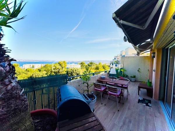 MARSEILLE 8e – DUPLEX DERNIER ÉTAGE – 84 M² – 60,70 M² DE TERRASSES – VUES PANORAMIQUES MER & MONTAGNES – BOX 35 M²

Au dernier étage d’une résidence particulièrement calme et arborée, découvrez ce duplex de 84 m² habitables, prolongé par 60,70 m² de terrasses sans vis-à-vis, offrant de remarquables perspectives sur la Méditerranée, les collines et les montagnes.

Des extérieurs conçus comme de véritables espaces de vie :
Atout majeur de l’appartement, la terrasse principale de 41,70 m² bénéficie de dimensions généreuses et d’une grande intimité.
Aménagée pour être pleinement utilisée au quotidien, elle accueille un jacuzzi, un espace bar et un barbecue, créant un cadre privilégié pour recevoir, déjeuner, dîner ou simplement profiter du soleil et du panorama.
Une seconde terrasse complète les extérieurs et permet de profiter des différentes orientations au fil de la journée.

Un duplex lumineux et ouvert sur les paysages :
L’appartement développe 84 m² habitables répartis sur 5 pièces, dont 2 chambres.
Sa configuration en duplex structure harmonieusement les différents espaces de vie, tandis que la double exposition apporte une belle luminosité et multiplie les ouvertures sur l’environnement.
Depuis l’appartement comme depuis les terrasses, les vues alternent entre mer, collines et montagnes, renforçant le caractère singulier du bien.

Un box fermé de 35 m²:
Le bien dispose également d’un box fermé de 35 m², suffisamment spacieux pour accueillir deux véhicules.
Équipé de l’électricité, il bénéficie également d’une mezzanine avec hauteur debout, offrant un volume de rangement particulièrement appréciable.

Un environnement résidentiel privilégié :
La résidence se distingue par son calme, ses espaces arborés et ses vastes aménagements paysagers, qui contribuent à préserver une atmosphère agréable et sereine.

L’association du dernier étage, des surfaces extérieures, de l’absence de vis-à-vis, des vues panoramiques et du vaste garage confère à cet appartement des qualités particulièrement recherchées dans le 8e arrondissement de Marseille.

Les points essentiels :
84 m² habitables • 5 pièces • 2 chambres • dernier étage • 60,70 m² de terrasses • terrasse principale de 41,70 m² • aucun vis-à-vis • vues panoramiques mer, collines et montagnes • double exposition • jacuzzi • espace bar • barbecue • résidence calme et arborée • box fermé de 35 m² pour deux véhicules • mezzanine de rangement • électricité dans le garage •