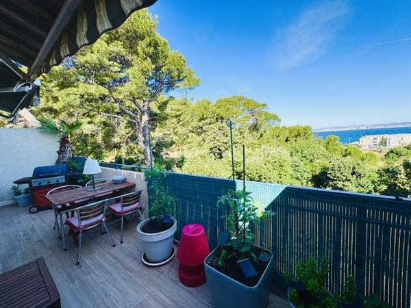MARSEILLE 8e – DUPLEX DERNIER ÉTAGE – 84 M² – 60,70 M² DE TERRASSES – VUES PANORAMIQUES MER & MONTAGNES – BOX 35 M²

Au dernier étage d’une résidence particulièrement calme et arborée, découvrez ce duplex de 84 m² habitables, prolongé par 60,70 m² de terrasses sans vis-à-vis, offrant de remarquables perspectives sur la Méditerranée, les collines et les montagnes.

Des extérieurs conçus comme de véritables espaces de vie :
Atout majeur de l’appartement, la terrasse principale de 41,70 m² bénéficie de dimensions généreuses et d’une grande intimité.
Aménagée pour être pleinement utilisée au quotidien, elle accueille un jacuzzi, un espace bar et un barbecue, créant un cadre privilégié pour recevoir, déjeuner, dîner ou simplement profiter du soleil et du panorama.
Une seconde terrasse complète les extérieurs et permet de profiter des différentes orientations au fil de la journée.

Un duplex lumineux et ouvert sur les paysages :
L’appartement développe 84 m² habitables répartis sur 5 pièces, dont 2 chambres.
Sa configuration en duplex structure harmonieusement les différents espaces de vie, tandis que la double exposition apporte une belle luminosité et multiplie les ouvertures sur l’environnement.
Depuis l’appartement comme depuis les terrasses, les vues alternent entre mer, collines et montagnes, renforçant le caractère singulier du bien.

Un box fermé de 35 m²:
Le bien dispose également d’un box fermé de 35 m², suffisamment spacieux pour accueillir deux véhicules.
Équipé de l’électricité, il bénéficie également d’une mezzanine avec hauteur debout, offrant un volume de rangement particulièrement appréciable.

Un environnement résidentiel privilégié :
La résidence se distingue par son calme, ses espaces arborés et ses vastes aménagements paysagers, qui contribuent à préserver une atmosphère agréable et sereine.

L’association du dernier étage, des surfaces extérieures, de l’absence de vis-à-vis, des vues panoramiques et du vaste garage confère à cet appartement des qualités particulièrement recherchées dans le 8e arrondissement de Marseille.

Les points essentiels :
84 m² habitables • 5 pièces • 2 chambres • dernier étage • 60,70 m² de terrasses • terrasse principale de 41,70 m² • aucun vis-à-vis • vues panoramiques mer, collines et montagnes • double exposition • jacuzzi • espace bar • barbecue • résidence calme et arborée • box fermé de 35 m² pour deux véhicules • mezzanine de rangement • électricité dans le garage •