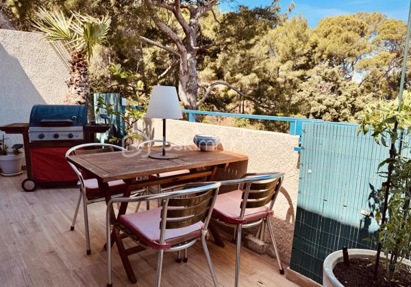 MARSEILLE 8e – DUPLEX DERNIER ÉTAGE – 84 M² – 60,70 M² DE TERRASSES – VUES PANORAMIQUES MER & MONTAGNES – BOX 35 M²

Au dernier étage d’une résidence particulièrement calme et arborée, découvrez ce duplex de 84 m² habitables, prolongé par 60,70 m² de terrasses sans vis-à-vis, offrant de remarquables perspectives sur la Méditerranée, les collines et les montagnes.

Des extérieurs conçus comme de véritables espaces de vie :
Atout majeur de l’appartement, la terrasse principale de 41,70 m² bénéficie de dimensions généreuses et d’une grande intimité.
Aménagée pour être pleinement utilisée au quotidien, elle accueille un jacuzzi, un espace bar et un barbecue, créant un cadre privilégié pour recevoir, déjeuner, dîner ou simplement profiter du soleil et du panorama.
Une seconde terrasse complète les extérieurs et permet de profiter des différentes orientations au fil de la journée.

Un duplex lumineux et ouvert sur les paysages :
L’appartement développe 84 m² habitables répartis sur 5 pièces, dont 2 chambres.
Sa configuration en duplex structure harmonieusement les différents espaces de vie, tandis que la double exposition apporte une belle luminosité et multiplie les ouvertures sur l’environnement.
Depuis l’appartement comme depuis les terrasses, les vues alternent entre mer, collines et montagnes, renforçant le caractère singulier du bien.

Un box fermé de 35 m²:
Le bien dispose également d’un box fermé de 35 m², suffisamment spacieux pour accueillir deux véhicules.
Équipé de l’électricité, il bénéficie également d’une mezzanine avec hauteur debout, offrant un volume de rangement particulièrement appréciable.

Un environnement résidentiel privilégié :
La résidence se distingue par son calme, ses espaces arborés et ses vastes aménagements paysagers, qui contribuent à préserver une atmosphère agréable et sereine.

L’association du dernier étage, des surfaces extérieures, de l’absence de vis-à-vis, des vues panoramiques et du vaste garage confère à cet appartement des qualités particulièrement recherchées dans le 8e arrondissement de Marseille.

Les points essentiels :
84 m² habitables • 5 pièces • 2 chambres • dernier étage • 60,70 m² de terrasses • terrasse principale de 41,70 m² • aucun vis-à-vis • vues panoramiques mer, collines et montagnes • double exposition • jacuzzi • espace bar • barbecue • résidence calme et arborée • box fermé de 35 m² pour deux véhicules • mezzanine de rangement • électricité dans le garage •