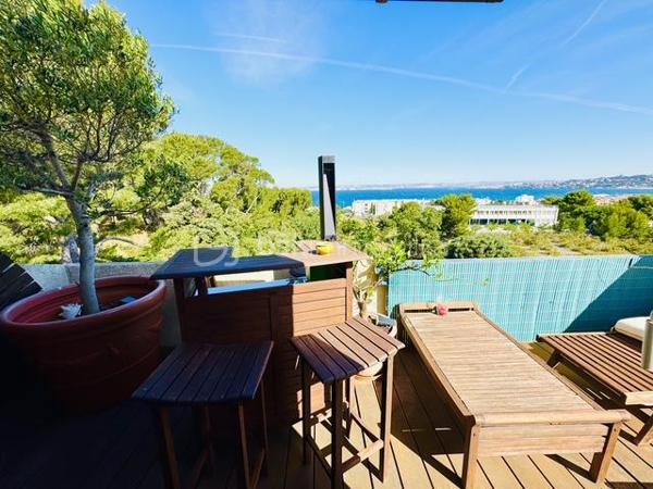 MARSEILLE 8e – DUPLEX DERNIER ÉTAGE – 84 M² – 60,70 M² DE TERRASSES – VUES PANORAMIQUES MER & MONTAGNES – BOX 35 M²

Au dernier étage d’une résidence particulièrement calme et arborée, découvrez ce duplex de 84 m² habitables, prolongé par 60,70 m² de terrasses sans vis-à-vis, offrant de remarquables perspectives sur la Méditerranée, les collines et les montagnes.

Des extérieurs conçus comme de véritables espaces de vie :
Atout majeur de l’appartement, la terrasse principale de 41,70 m² bénéficie de dimensions généreuses et d’une grande intimité.
Aménagée pour être pleinement utilisée au quotidien, elle accueille un jacuzzi, un espace bar et un barbecue, créant un cadre privilégié pour recevoir, déjeuner, dîner ou simplement profiter du soleil et du panorama.
Une seconde terrasse complète les extérieurs et permet de profiter des différentes orientations au fil de la journée.

Un duplex lumineux et ouvert sur les paysages :
L’appartement développe 84 m² habitables répartis sur 5 pièces, dont 2 chambres.
Sa configuration en duplex structure harmonieusement les différents espaces de vie, tandis que la double exposition apporte une belle luminosité et multiplie les ouvertures sur l’environnement.
Depuis l’appartement comme depuis les terrasses, les vues alternent entre mer, collines et montagnes, renforçant le caractère singulier du bien.

Un box fermé de 35 m²:
Le bien dispose également d’un box fermé de 35 m², suffisamment spacieux pour accueillir deux véhicules.
Équipé de l’électricité, il bénéficie également d’une mezzanine avec hauteur debout, offrant un volume de rangement particulièrement appréciable.

Un environnement résidentiel privilégié :
La résidence se distingue par son calme, ses espaces arborés et ses vastes aménagements paysagers, qui contribuent à préserver une atmosphère agréable et sereine.

L’association du dernier étage, des surfaces extérieures, de l’absence de vis-à-vis, des vues panoramiques et du vaste garage confère à cet appartement des qualités particulièrement recherchées dans le 8e arrondissement de Marseille.

Les points essentiels :
84 m² habitables • 5 pièces • 2 chambres • dernier étage • 60,70 m² de terrasses • terrasse principale de 41,70 m² • aucun vis-à-vis • vues panoramiques mer, collines et montagnes • double exposition • jacuzzi • espace bar • barbecue • résidence calme et arborée • box fermé de 35 m² pour deux véhicules • mezzanine de rangement • électricité dans le garage •