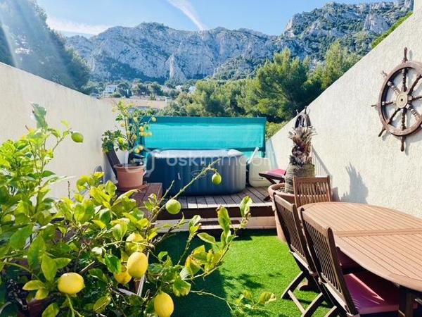 MARSEILLE 8e – DUPLEX DERNIER ÉTAGE – 84 M² – 60,70 M² DE TERRASSES – VUES PANORAMIQUES MER & MONTAGNES – BOX 35 M²

Au dernier étage d’une résidence particulièrement calme et arborée, découvrez ce duplex de 84 m² habitables, prolongé par 60,70 m² de terrasses sans vis-à-vis, offrant de remarquables perspectives sur la Méditerranée, les collines et les montagnes.

Des extérieurs conçus comme de véritables espaces de vie :
Atout majeur de l’appartement, la terrasse principale de 41,70 m² bénéficie de dimensions généreuses et d’une grande intimité.
Aménagée pour être pleinement utilisée au quotidien, elle accueille un jacuzzi, un espace bar et un barbecue, créant un cadre privilégié pour recevoir, déjeuner, dîner ou simplement profiter du soleil et du panorama.
Une seconde terrasse complète les extérieurs et permet de profiter des différentes orientations au fil de la journée.

Un duplex lumineux et ouvert sur les paysages :
L’appartement développe 84 m² habitables répartis sur 5 pièces, dont 2 chambres.
Sa configuration en duplex structure harmonieusement les différents espaces de vie, tandis que la double exposition apporte une belle luminosité et multiplie les ouvertures sur l’environnement.
Depuis l’appartement comme depuis les terrasses, les vues alternent entre mer, collines et montagnes, renforçant le caractère singulier du bien.

Un box fermé de 35 m²:
Le bien dispose également d’un box fermé de 35 m², suffisamment spacieux pour accueillir deux véhicules.
Équipé de l’électricité, il bénéficie également d’une mezzanine avec hauteur debout, offrant un volume de rangement particulièrement appréciable.

Un environnement résidentiel privilégié :
La résidence se distingue par son calme, ses espaces arborés et ses vastes aménagements paysagers, qui contribuent à préserver une atmosphère agréable et sereine.

L’association du dernier étage, des surfaces extérieures, de l’absence de vis-à-vis, des vues panoramiques et du vaste garage confère à cet appartement des qualités particulièrement recherchées dans le 8e arrondissement de Marseille.

Les points essentiels :
84 m² habitables • 5 pièces • 2 chambres • dernier étage • 60,70 m² de terrasses • terrasse principale de 41,70 m² • aucun vis-à-vis • vues panoramiques mer, collines et montagnes • double exposition • jacuzzi • espace bar • barbecue • résidence calme et arborée • box fermé de 35 m² pour deux véhicules • mezzanine de rangement • électricité dans le garage •