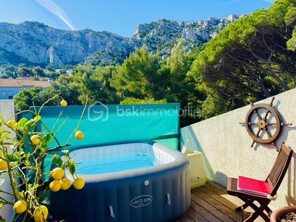 MARSEILLE 8e – DUPLEX DERNIER ÉTAGE – 84 M² – 60,70 M² DE TERRASSES – VUES PANORAMIQUES MER & MONTAGNES – BOX 35 M²

Au dernier étage d’une résidence particulièrement calme et arborée, découvrez ce duplex de 84 m² habitables, prolongé par 60,70 m² de terrasses sans vis-à-vis, offrant de remarquables perspectives sur la Méditerranée, les collines et les montagnes.

Des extérieurs conçus comme de véritables espaces de vie :
Atout majeur de l’appartement, la terrasse principale de 41,70 m² bénéficie de dimensions généreuses et d’une grande intimité.
Aménagée pour être pleinement utilisée au quotidien, elle accueille un jacuzzi, un espace bar et un barbecue, créant un cadre privilégié pour recevoir, déjeuner, dîner ou simplement profiter du soleil et du panorama.
Une seconde terrasse complète les extérieurs et permet de profiter des différentes orientations au fil de la journée.

Un duplex lumineux et ouvert sur les paysages :
L’appartement développe 84 m² habitables répartis sur 5 pièces, dont 2 chambres.
Sa configuration en duplex structure harmonieusement les différents espaces de vie, tandis que la double exposition apporte une belle luminosité et multiplie les ouvertures sur l’environnement.
Depuis l’appartement comme depuis les terrasses, les vues alternent entre mer, collines et montagnes, renforçant le caractère singulier du bien.

Un box fermé de 35 m²:
Le bien dispose également d’un box fermé de 35 m², suffisamment spacieux pour accueillir deux véhicules.
Équipé de l’électricité, il bénéficie également d’une mezzanine avec hauteur debout, offrant un volume de rangement particulièrement appréciable.

Un environnement résidentiel privilégié :
La résidence se distingue par son calme, ses espaces arborés et ses vastes aménagements paysagers, qui contribuent à préserver une atmosphère agréable et sereine.

L’association du dernier étage, des surfaces extérieures, de l’absence de vis-à-vis, des vues panoramiques et du vaste garage confère à cet appartement des qualités particulièrement recherchées dans le 8e arrondissement de Marseille.

Les points essentiels :
84 m² habitables • 5 pièces • 2 chambres • dernier étage • 60,70 m² de terrasses • terrasse principale de 41,70 m² • aucun vis-à-vis • vues panoramiques mer, collines et montagnes • double exposition • jacuzzi • espace bar • barbecue • résidence calme et arborée • box fermé de 35 m² pour deux véhicules • mezzanine de rangement • électricité dans le garage •