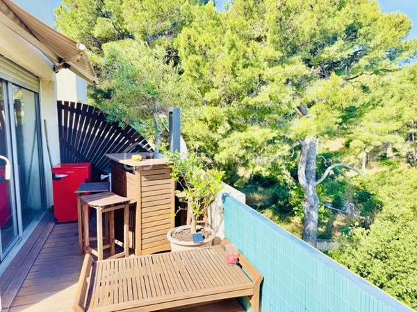 MARSEILLE 8e – DUPLEX DERNIER ÉTAGE – 84 M² – 60,70 M² DE TERRASSES – VUES PANORAMIQUES MER & MONTAGNES – BOX 35 M²

Au dernier étage d’une résidence particulièrement calme et arborée, découvrez ce duplex de 84 m² habitables, prolongé par 60,70 m² de terrasses sans vis-à-vis, offrant de remarquables perspectives sur la Méditerranée, les collines et les montagnes.

Des extérieurs conçus comme de véritables espaces de vie :
Atout majeur de l’appartement, la terrasse principale de 41,70 m² bénéficie de dimensions généreuses et d’une grande intimité.
Aménagée pour être pleinement utilisée au quotidien, elle accueille un jacuzzi, un espace bar et un barbecue, créant un cadre privilégié pour recevoir, déjeuner, dîner ou simplement profiter du soleil et du panorama.
Une seconde terrasse complète les extérieurs et permet de profiter des différentes orientations au fil de la journée.

Un duplex lumineux et ouvert sur les paysages :
L’appartement développe 84 m² habitables répartis sur 5 pièces, dont 2 chambres.
Sa configuration en duplex structure harmonieusement les différents espaces de vie, tandis que la double exposition apporte une belle luminosité et multiplie les ouvertures sur l’environnement.
Depuis l’appartement comme depuis les terrasses, les vues alternent entre mer, collines et montagnes, renforçant le caractère singulier du bien.

Un box fermé de 35 m²:
Le bien dispose également d’un box fermé de 35 m², suffisamment spacieux pour accueillir deux véhicules.
Équipé de l’électricité, il bénéficie également d’une mezzanine avec hauteur debout, offrant un volume de rangement particulièrement appréciable.

Un environnement résidentiel privilégié :
La résidence se distingue par son calme, ses espaces arborés et ses vastes aménagements paysagers, qui contribuent à préserver une atmosphère agréable et sereine.

L’association du dernier étage, des surfaces extérieures, de l’absence de vis-à-vis, des vues panoramiques et du vaste garage confère à cet appartement des qualités particulièrement recherchées dans le 8e arrondissement de Marseille.

Les points essentiels :
84 m² habitables • 5 pièces • 2 chambres • dernier étage • 60,70 m² de terrasses • terrasse principale de 41,70 m² • aucun vis-à-vis • vues panoramiques mer, collines et montagnes • double exposition • jacuzzi • espace bar • barbecue • résidence calme et arborée • box fermé de 35 m² pour deux véhicules • mezzanine de rangement • électricité dans le garage •