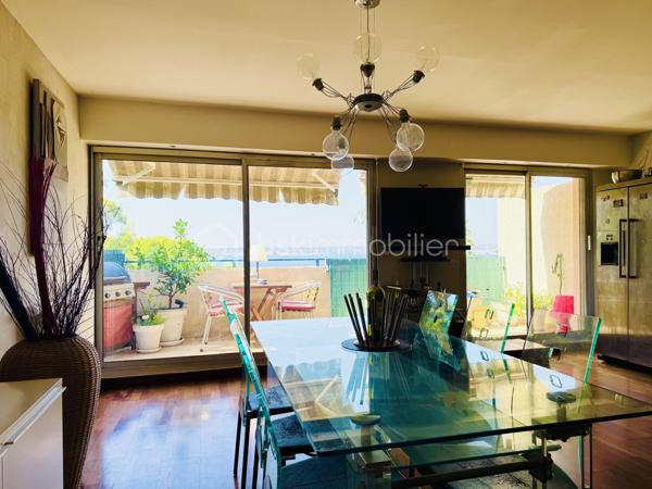 MARSEILLE 8e – DUPLEX DERNIER ÉTAGE – 84 M² – 60,70 M² DE TERRASSES – VUES PANORAMIQUES MER & MONTAGNES – BOX 35 M²

Au dernier étage d’une résidence particulièrement calme et arborée, découvrez ce duplex de 84 m² habitables, prolongé par 60,70 m² de terrasses sans vis-à-vis, offrant de remarquables perspectives sur la Méditerranée, les collines et les montagnes.

Des extérieurs conçus comme de véritables espaces de vie :
Atout majeur de l’appartement, la terrasse principale de 41,70 m² bénéficie de dimensions généreuses et d’une grande intimité.
Aménagée pour être pleinement utilisée au quotidien, elle accueille un jacuzzi, un espace bar et un barbecue, créant un cadre privilégié pour recevoir, déjeuner, dîner ou simplement profiter du soleil et du panorama.
Une seconde terrasse complète les extérieurs et permet de profiter des différentes orientations au fil de la journée.

Un duplex lumineux et ouvert sur les paysages :
L’appartement développe 84 m² habitables répartis sur 5 pièces, dont 2 chambres.
Sa configuration en duplex structure harmonieusement les différents espaces de vie, tandis que la double exposition apporte une belle luminosité et multiplie les ouvertures sur l’environnement.
Depuis l’appartement comme depuis les terrasses, les vues alternent entre mer, collines et montagnes, renforçant le caractère singulier du bien.

Un box fermé de 35 m²:
Le bien dispose également d’un box fermé de 35 m², suffisamment spacieux pour accueillir deux véhicules.
Équipé de l’électricité, il bénéficie également d’une mezzanine avec hauteur debout, offrant un volume de rangement particulièrement appréciable.

Un environnement résidentiel privilégié :
La résidence se distingue par son calme, ses espaces arborés et ses vastes aménagements paysagers, qui contribuent à préserver une atmosphère agréable et sereine.

L’association du dernier étage, des surfaces extérieures, de l’absence de vis-à-vis, des vues panoramiques et du vaste garage confère à cet appartement des qualités particulièrement recherchées dans le 8e arrondissement de Marseille.

Les points essentiels :
84 m² habitables • 5 pièces • 2 chambres • dernier étage • 60,70 m² de terrasses • terrasse principale de 41,70 m² • aucun vis-à-vis • vues panoramiques mer, collines et montagnes • double exposition • jacuzzi • espace bar • barbecue • résidence calme et arborée • box fermé de 35 m² pour deux véhicules • mezzanine de rangement • électricité dans le garage •