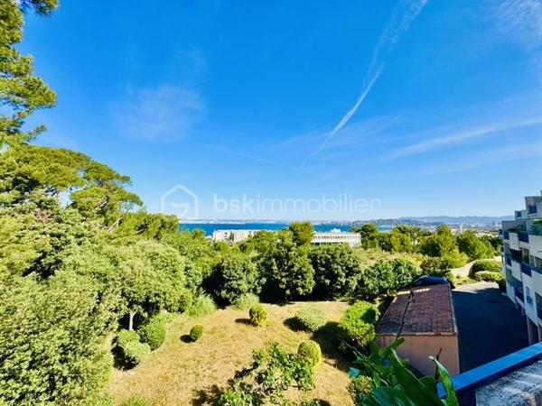 MARSEILLE 8e – DUPLEX DERNIER ÉTAGE – 84 M² – 60,70 M² DE TERRASSES – VUES PANORAMIQUES MER & MONTAGNES – BOX 35 M²

Au dernier étage d’une résidence particulièrement calme et arborée, découvrez ce duplex de 84 m² habitables, prolongé par 60,70 m² de terrasses sans vis-à-vis, offrant de remarquables perspectives sur la Méditerranée, les collines et les montagnes.

Des extérieurs conçus comme de véritables espaces de vie :
Atout majeur de l’appartement, la terrasse principale de 41,70 m² bénéficie de dimensions généreuses et d’une grande intimité.
Aménagée pour être pleinement utilisée au quotidien, elle accueille un jacuzzi, un espace bar et un barbecue, créant un cadre privilégié pour recevoir, déjeuner, dîner ou simplement profiter du soleil et du panorama.
Une seconde terrasse complète les extérieurs et permet de profiter des différentes orientations au fil de la journée.

Un duplex lumineux et ouvert sur les paysages :
L’appartement développe 84 m² habitables répartis sur 5 pièces, dont 2 chambres.
Sa configuration en duplex structure harmonieusement les différents espaces de vie, tandis que la double exposition apporte une belle luminosité et multiplie les ouvertures sur l’environnement.
Depuis l’appartement comme depuis les terrasses, les vues alternent entre mer, collines et montagnes, renforçant le caractère singulier du bien.

Un box fermé de 35 m²:
Le bien dispose également d’un box fermé de 35 m², suffisamment spacieux pour accueillir deux véhicules.
Équipé de l’électricité, il bénéficie également d’une mezzanine avec hauteur debout, offrant un volume de rangement particulièrement appréciable.

Un environnement résidentiel privilégié :
La résidence se distingue par son calme, ses espaces arborés et ses vastes aménagements paysagers, qui contribuent à préserver une atmosphère agréable et sereine.

L’association du dernier étage, des surfaces extérieures, de l’absence de vis-à-vis, des vues panoramiques et du vaste garage confère à cet appartement des qualités particulièrement recherchées dans le 8e arrondissement de Marseille.

Les points essentiels :
84 m² habitables • 5 pièces • 2 chambres • dernier étage • 60,70 m² de terrasses • terrasse principale de 41,70 m² • aucun vis-à-vis • vues panoramiques mer, collines et montagnes • double exposition • jacuzzi • espace bar • barbecue • résidence calme et arborée • box fermé de 35 m² pour deux véhicules • mezzanine de rangement • électricité dans le garage •