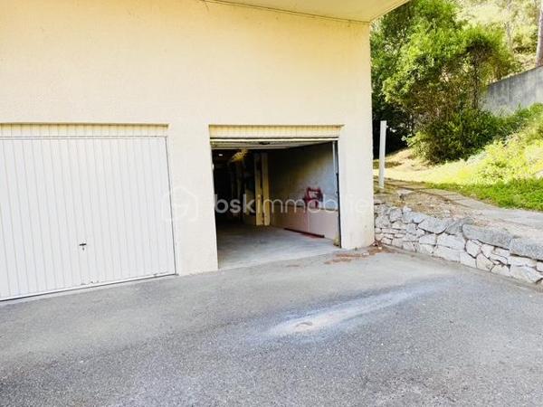 MARSEILLE 8e – DUPLEX DERNIER ÉTAGE – 84 M² – 60,70 M² DE TERRASSES – VUES PANORAMIQUES MER & MONTAGNES – BOX 35 M²

Au dernier étage d’une résidence particulièrement calme et arborée, découvrez ce duplex de 84 m² habitables, prolongé par 60,70 m² de terrasses sans vis-à-vis, offrant de remarquables perspectives sur la Méditerranée, les collines et les montagnes.

Des extérieurs conçus comme de véritables espaces de vie :
Atout majeur de l’appartement, la terrasse principale de 41,70 m² bénéficie de dimensions généreuses et d’une grande intimité.
Aménagée pour être pleinement utilisée au quotidien, elle accueille un jacuzzi, un espace bar et un barbecue, créant un cadre privilégié pour recevoir, déjeuner, dîner ou simplement profiter du soleil et du panorama.
Une seconde terrasse complète les extérieurs et permet de profiter des différentes orientations au fil de la journée.

Un duplex lumineux et ouvert sur les paysages :
L’appartement développe 84 m² habitables répartis sur 5 pièces, dont 2 chambres.
Sa configuration en duplex structure harmonieusement les différents espaces de vie, tandis que la double exposition apporte une belle luminosité et multiplie les ouvertures sur l’environnement.
Depuis l’appartement comme depuis les terrasses, les vues alternent entre mer, collines et montagnes, renforçant le caractère singulier du bien.

Un box fermé de 35 m²:
Le bien dispose également d’un box fermé de 35 m², suffisamment spacieux pour accueillir deux véhicules.
Équipé de l’électricité, il bénéficie également d’une mezzanine avec hauteur debout, offrant un volume de rangement particulièrement appréciable.

Un environnement résidentiel privilégié :
La résidence se distingue par son calme, ses espaces arborés et ses vastes aménagements paysagers, qui contribuent à préserver une atmosphère agréable et sereine.

L’association du dernier étage, des surfaces extérieures, de l’absence de vis-à-vis, des vues panoramiques et du vaste garage confère à cet appartement des qualités particulièrement recherchées dans le 8e arrondissement de Marseille.

Les points essentiels :
84 m² habitables • 5 pièces • 2 chambres • dernier étage • 60,70 m² de terrasses • terrasse principale de 41,70 m² • aucun vis-à-vis • vues panoramiques mer, collines et montagnes • double exposition • jacuzzi • espace bar • barbecue • résidence calme et arborée • box fermé de 35 m² pour deux véhicules • mezzanine de rangement • électricité dans le garage •