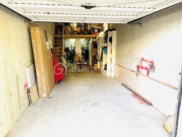 MARSEILLE 8e – DUPLEX DERNIER ÉTAGE – 84 M² – 60,70 M² DE TERRASSES – VUES PANORAMIQUES MER & MONTAGNES – BOX 35 M²

Au dernier étage d’une résidence particulièrement calme et arborée, découvrez ce duplex de 84 m² habitables, prolongé par 60,70 m² de terrasses sans vis-à-vis, offrant de remarquables perspectives sur la Méditerranée, les collines et les montagnes.

Des extérieurs conçus comme de véritables espaces de vie :
Atout majeur de l’appartement, la terrasse principale de 41,70 m² bénéficie de dimensions généreuses et d’une grande intimité.
Aménagée pour être pleinement utilisée au quotidien, elle accueille un jacuzzi, un espace bar et un barbecue, créant un cadre privilégié pour recevoir, déjeuner, dîner ou simplement profiter du soleil et du panorama.
Une seconde terrasse complète les extérieurs et permet de profiter des différentes orientations au fil de la journée.

Un duplex lumineux et ouvert sur les paysages :
L’appartement développe 84 m² habitables répartis sur 5 pièces, dont 2 chambres.
Sa configuration en duplex structure harmonieusement les différents espaces de vie, tandis que la double exposition apporte une belle luminosité et multiplie les ouvertures sur l’environnement.
Depuis l’appartement comme depuis les terrasses, les vues alternent entre mer, collines et montagnes, renforçant le caractère singulier du bien.

Un box fermé de 35 m²:
Le bien dispose également d’un box fermé de 35 m², suffisamment spacieux pour accueillir deux véhicules.
Équipé de l’électricité, il bénéficie également d’une mezzanine avec hauteur debout, offrant un volume de rangement particulièrement appréciable.

Un environnement résidentiel privilégié :
La résidence se distingue par son calme, ses espaces arborés et ses vastes aménagements paysagers, qui contribuent à préserver une atmosphère agréable et sereine.

L’association du dernier étage, des surfaces extérieures, de l’absence de vis-à-vis, des vues panoramiques et du vaste garage confère à cet appartement des qualités particulièrement recherchées dans le 8e arrondissement de Marseille.

Les points essentiels :
84 m² habitables • 5 pièces • 2 chambres • dernier étage • 60,70 m² de terrasses • terrasse principale de 41,70 m² • aucun vis-à-vis • vues panoramiques mer, collines et montagnes • double exposition • jacuzzi • espace bar • barbecue • résidence calme et arborée • box fermé de 35 m² pour deux véhicules • mezzanine de rangement • électricité dans le garage •