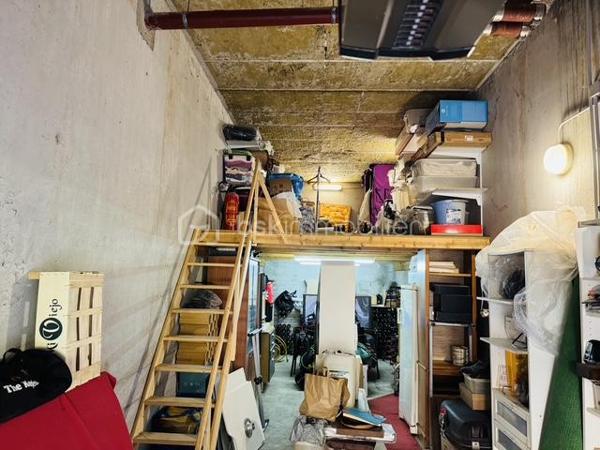 MARSEILLE 8e – DUPLEX DERNIER ÉTAGE – 84 M² – 60,70 M² DE TERRASSES – VUES PANORAMIQUES MER & MONTAGNES – BOX 35 M²

Au dernier étage d’une résidence particulièrement calme et arborée, découvrez ce duplex de 84 m² habitables, prolongé par 60,70 m² de terrasses sans vis-à-vis, offrant de remarquables perspectives sur la Méditerranée, les collines et les montagnes.

Des extérieurs conçus comme de véritables espaces de vie :
Atout majeur de l’appartement, la terrasse principale de 41,70 m² bénéficie de dimensions généreuses et d’une grande intimité.
Aménagée pour être pleinement utilisée au quotidien, elle accueille un jacuzzi, un espace bar et un barbecue, créant un cadre privilégié pour recevoir, déjeuner, dîner ou simplement profiter du soleil et du panorama.
Une seconde terrasse complète les extérieurs et permet de profiter des différentes orientations au fil de la journée.

Un duplex lumineux et ouvert sur les paysages :
L’appartement développe 84 m² habitables répartis sur 5 pièces, dont 2 chambres.
Sa configuration en duplex structure harmonieusement les différents espaces de vie, tandis que la double exposition apporte une belle luminosité et multiplie les ouvertures sur l’environnement.
Depuis l’appartement comme depuis les terrasses, les vues alternent entre mer, collines et montagnes, renforçant le caractère singulier du bien.

Un box fermé de 35 m²:
Le bien dispose également d’un box fermé de 35 m², suffisamment spacieux pour accueillir deux véhicules.
Équipé de l’électricité, il bénéficie également d’une mezzanine avec hauteur debout, offrant un volume de rangement particulièrement appréciable.

Un environnement résidentiel privilégié :
La résidence se distingue par son calme, ses espaces arborés et ses vastes aménagements paysagers, qui contribuent à préserver une atmosphère agréable et sereine.

L’association du dernier étage, des surfaces extérieures, de l’absence de vis-à-vis, des vues panoramiques et du vaste garage confère à cet appartement des qualités particulièrement recherchées dans le 8e arrondissement de Marseille.

Les points essentiels :
84 m² habitables • 5 pièces • 2 chambres • dernier étage • 60,70 m² de terrasses • terrasse principale de 41,70 m² • aucun vis-à-vis • vues panoramiques mer, collines et montagnes • double exposition • jacuzzi • espace bar • barbecue • résidence calme et arborée • box fermé de 35 m² pour deux véhicules • mezzanine de rangement • électricité dans le garage •