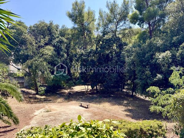 MARSEILLE 8e – DUPLEX DERNIER ÉTAGE – 84 M² – 60,70 M² DE TERRASSES – VUES PANORAMIQUES MER & MONTAGNES – BOX 35 M²

Au dernier étage d’une résidence particulièrement calme et arborée, découvrez ce duplex de 84 m² habitables, prolongé par 60,70 m² de terrasses sans vis-à-vis, offrant de remarquables perspectives sur la Méditerranée, les collines et les montagnes.

Des extérieurs conçus comme de véritables espaces de vie :
Atout majeur de l’appartement, la terrasse principale de 41,70 m² bénéficie de dimensions généreuses et d’une grande intimité.
Aménagée pour être pleinement utilisée au quotidien, elle accueille un jacuzzi, un espace bar et un barbecue, créant un cadre privilégié pour recevoir, déjeuner, dîner ou simplement profiter du soleil et du panorama.
Une seconde terrasse complète les extérieurs et permet de profiter des différentes orientations au fil de la journée.

Un duplex lumineux et ouvert sur les paysages :
L’appartement développe 84 m² habitables répartis sur 5 pièces, dont 2 chambres.
Sa configuration en duplex structure harmonieusement les différents espaces de vie, tandis que la double exposition apporte une belle luminosité et multiplie les ouvertures sur l’environnement.
Depuis l’appartement comme depuis les terrasses, les vues alternent entre mer, collines et montagnes, renforçant le caractère singulier du bien.

Un box fermé de 35 m²:
Le bien dispose également d’un box fermé de 35 m², suffisamment spacieux pour accueillir deux véhicules.
Équipé de l’électricité, il bénéficie également d’une mezzanine avec hauteur debout, offrant un volume de rangement particulièrement appréciable.

Un environnement résidentiel privilégié :
La résidence se distingue par son calme, ses espaces arborés et ses vastes aménagements paysagers, qui contribuent à préserver une atmosphère agréable et sereine.

L’association du dernier étage, des surfaces extérieures, de l’absence de vis-à-vis, des vues panoramiques et du vaste garage confère à cet appartement des qualités particulièrement recherchées dans le 8e arrondissement de Marseille.

Les points essentiels :
84 m² habitables • 5 pièces • 2 chambres • dernier étage • 60,70 m² de terrasses • terrasse principale de 41,70 m² • aucun vis-à-vis • vues panoramiques mer, collines et montagnes • double exposition • jacuzzi • espace bar • barbecue • résidence calme et arborée • box fermé de 35 m² pour deux véhicules • mezzanine de rangement • électricité dans le garage •