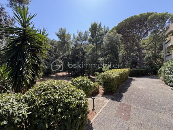 MARSEILLE 8e – DUPLEX DERNIER ÉTAGE – 84 M² – 60,70 M² DE TERRASSES – VUES PANORAMIQUES MER & MONTAGNES – BOX 35 M²

Au dernier étage d’une résidence particulièrement calme et arborée, découvrez ce duplex de 84 m² habitables, prolongé par 60,70 m² de terrasses sans vis-à-vis, offrant de remarquables perspectives sur la Méditerranée, les collines et les montagnes.

Des extérieurs conçus comme de véritables espaces de vie :
Atout majeur de l’appartement, la terrasse principale de 41,70 m² bénéficie de dimensions généreuses et d’une grande intimité.
Aménagée pour être pleinement utilisée au quotidien, elle accueille un jacuzzi, un espace bar et un barbecue, créant un cadre privilégié pour recevoir, déjeuner, dîner ou simplement profiter du soleil et du panorama.
Une seconde terrasse complète les extérieurs et permet de profiter des différentes orientations au fil de la journée.

Un duplex lumineux et ouvert sur les paysages :
L’appartement développe 84 m² habitables répartis sur 5 pièces, dont 2 chambres.
Sa configuration en duplex structure harmonieusement les différents espaces de vie, tandis que la double exposition apporte une belle luminosité et multiplie les ouvertures sur l’environnement.
Depuis l’appartement comme depuis les terrasses, les vues alternent entre mer, collines et montagnes, renforçant le caractère singulier du bien.

Un box fermé de 35 m²:
Le bien dispose également d’un box fermé de 35 m², suffisamment spacieux pour accueillir deux véhicules.
Équipé de l’électricité, il bénéficie également d’une mezzanine avec hauteur debout, offrant un volume de rangement particulièrement appréciable.

Un environnement résidentiel privilégié :
La résidence se distingue par son calme, ses espaces arborés et ses vastes aménagements paysagers, qui contribuent à préserver une atmosphère agréable et sereine.

L’association du dernier étage, des surfaces extérieures, de l’absence de vis-à-vis, des vues panoramiques et du vaste garage confère à cet appartement des qualités particulièrement recherchées dans le 8e arrondissement de Marseille.

Les points essentiels :
84 m² habitables • 5 pièces • 2 chambres • dernier étage • 60,70 m² de terrasses • terrasse principale de 41,70 m² • aucun vis-à-vis • vues panoramiques mer, collines et montagnes • double exposition • jacuzzi • espace bar • barbecue • résidence calme et arborée • box fermé de 35 m² pour deux véhicules • mezzanine de rangement • électricité dans le garage •