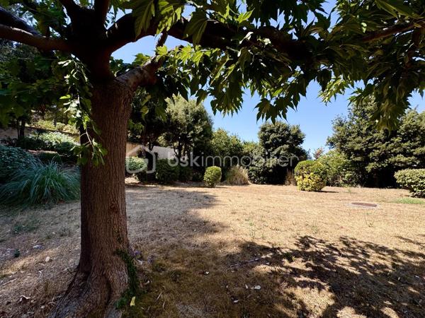 MARSEILLE 8e – DUPLEX DERNIER ÉTAGE – 84 M² – 60,70 M² DE TERRASSES – VUES PANORAMIQUES MER & MONTAGNES – BOX 35 M²

Au dernier étage d’une résidence particulièrement calme et arborée, découvrez ce duplex de 84 m² habitables, prolongé par 60,70 m² de terrasses sans vis-à-vis, offrant de remarquables perspectives sur la Méditerranée, les collines et les montagnes.

Des extérieurs conçus comme de véritables espaces de vie :
Atout majeur de l’appartement, la terrasse principale de 41,70 m² bénéficie de dimensions généreuses et d’une grande intimité.
Aménagée pour être pleinement utilisée au quotidien, elle accueille un jacuzzi, un espace bar et un barbecue, créant un cadre privilégié pour recevoir, déjeuner, dîner ou simplement profiter du soleil et du panorama.
Une seconde terrasse complète les extérieurs et permet de profiter des différentes orientations au fil de la journée.

Un duplex lumineux et ouvert sur les paysages :
L’appartement développe 84 m² habitables répartis sur 5 pièces, dont 2 chambres.
Sa configuration en duplex structure harmonieusement les différents espaces de vie, tandis que la double exposition apporte une belle luminosité et multiplie les ouvertures sur l’environnement.
Depuis l’appartement comme depuis les terrasses, les vues alternent entre mer, collines et montagnes, renforçant le caractère singulier du bien.

Un box fermé de 35 m²:
Le bien dispose également d’un box fermé de 35 m², suffisamment spacieux pour accueillir deux véhicules.
Équipé de l’électricité, il bénéficie également d’une mezzanine avec hauteur debout, offrant un volume de rangement particulièrement appréciable.

Un environnement résidentiel privilégié :
La résidence se distingue par son calme, ses espaces arborés et ses vastes aménagements paysagers, qui contribuent à préserver une atmosphère agréable et sereine.

L’association du dernier étage, des surfaces extérieures, de l’absence de vis-à-vis, des vues panoramiques et du vaste garage confère à cet appartement des qualités particulièrement recherchées dans le 8e arrondissement de Marseille.

Les points essentiels :
84 m² habitables • 5 pièces • 2 chambres • dernier étage • 60,70 m² de terrasses • terrasse principale de 41,70 m² • aucun vis-à-vis • vues panoramiques mer, collines et montagnes • double exposition • jacuzzi • espace bar • barbecue • résidence calme et arborée • box fermé de 35 m² pour deux véhicules • mezzanine de rangement • électricité dans le garage •