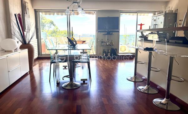 MARSEILLE 8e – DUPLEX DERNIER ÉTAGE – 84 M² – 60,70 M² DE TERRASSES – VUES PANORAMIQUES MER & MONTAGNES – BOX 35 M²

Au dernier étage d’une résidence particulièrement calme et arborée, découvrez ce duplex de 84 m² habitables, prolongé par 60,70 m² de terrasses sans vis-à-vis, offrant de remarquables perspectives sur la Méditerranée, les collines et les montagnes.

Des extérieurs conçus comme de véritables espaces de vie :
Atout majeur de l’appartement, la terrasse principale de 41,70 m² bénéficie de dimensions généreuses et d’une grande intimité.
Aménagée pour être pleinement utilisée au quotidien, elle accueille un jacuzzi, un espace bar et un barbecue, créant un cadre privilégié pour recevoir, déjeuner, dîner ou simplement profiter du soleil et du panorama.
Une seconde terrasse complète les extérieurs et permet de profiter des différentes orientations au fil de la journée.

Un duplex lumineux et ouvert sur les paysages :
L’appartement développe 84 m² habitables répartis sur 5 pièces, dont 2 chambres.
Sa configuration en duplex structure harmonieusement les différents espaces de vie, tandis que la double exposition apporte une belle luminosité et multiplie les ouvertures sur l’environnement.
Depuis l’appartement comme depuis les terrasses, les vues alternent entre mer, collines et montagnes, renforçant le caractère singulier du bien.

Un box fermé de 35 m²:
Le bien dispose également d’un box fermé de 35 m², suffisamment spacieux pour accueillir deux véhicules.
Équipé de l’électricité, il bénéficie également d’une mezzanine avec hauteur debout, offrant un volume de rangement particulièrement appréciable.

Un environnement résidentiel privilégié :
La résidence se distingue par son calme, ses espaces arborés et ses vastes aménagements paysagers, qui contribuent à préserver une atmosphère agréable et sereine.

L’association du dernier étage, des surfaces extérieures, de l’absence de vis-à-vis, des vues panoramiques et du vaste garage confère à cet appartement des qualités particulièrement recherchées dans le 8e arrondissement de Marseille.

Les points essentiels :
84 m² habitables • 5 pièces • 2 chambres • dernier étage • 60,70 m² de terrasses • terrasse principale de 41,70 m² • aucun vis-à-vis • vues panoramiques mer, collines et montagnes • double exposition • jacuzzi • espace bar • barbecue • résidence calme et arborée • box fermé de 35 m² pour deux véhicules • mezzanine de rangement • électricité dans le garage •
