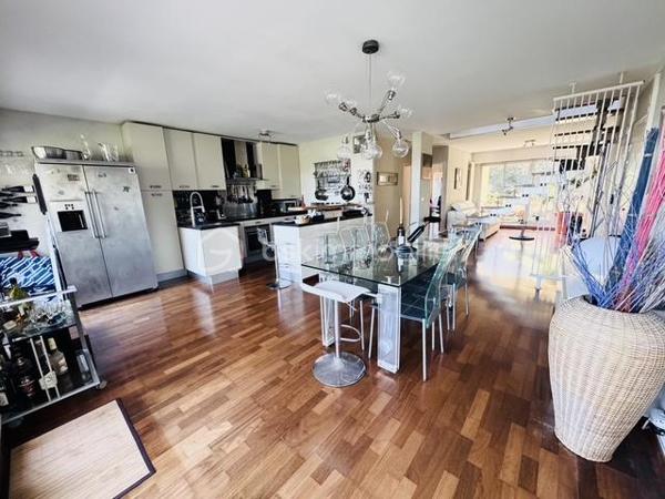 MARSEILLE 8e – DUPLEX DERNIER ÉTAGE – 84 M² – 60,70 M² DE TERRASSES – VUES PANORAMIQUES MER & MONTAGNES – BOX 35 M²

Au dernier étage d’une résidence particulièrement calme et arborée, découvrez ce duplex de 84 m² habitables, prolongé par 60,70 m² de terrasses sans vis-à-vis, offrant de remarquables perspectives sur la Méditerranée, les collines et les montagnes.

Des extérieurs conçus comme de véritables espaces de vie :
Atout majeur de l’appartement, la terrasse principale de 41,70 m² bénéficie de dimensions généreuses et d’une grande intimité.
Aménagée pour être pleinement utilisée au quotidien, elle accueille un jacuzzi, un espace bar et un barbecue, créant un cadre privilégié pour recevoir, déjeuner, dîner ou simplement profiter du soleil et du panorama.
Une seconde terrasse complète les extérieurs et permet de profiter des différentes orientations au fil de la journée.

Un duplex lumineux et ouvert sur les paysages :
L’appartement développe 84 m² habitables répartis sur 5 pièces, dont 2 chambres.
Sa configuration en duplex structure harmonieusement les différents espaces de vie, tandis que la double exposition apporte une belle luminosité et multiplie les ouvertures sur l’environnement.
Depuis l’appartement comme depuis les terrasses, les vues alternent entre mer, collines et montagnes, renforçant le caractère singulier du bien.

Un box fermé de 35 m²:
Le bien dispose également d’un box fermé de 35 m², suffisamment spacieux pour accueillir deux véhicules.
Équipé de l’électricité, il bénéficie également d’une mezzanine avec hauteur debout, offrant un volume de rangement particulièrement appréciable.

Un environnement résidentiel privilégié :
La résidence se distingue par son calme, ses espaces arborés et ses vastes aménagements paysagers, qui contribuent à préserver une atmosphère agréable et sereine.

L’association du dernier étage, des surfaces extérieures, de l’absence de vis-à-vis, des vues panoramiques et du vaste garage confère à cet appartement des qualités particulièrement recherchées dans le 8e arrondissement de Marseille.

Les points essentiels :
84 m² habitables • 5 pièces • 2 chambres • dernier étage • 60,70 m² de terrasses • terrasse principale de 41,70 m² • aucun vis-à-vis • vues panoramiques mer, collines et montagnes • double exposition • jacuzzi • espace bar • barbecue • résidence calme et arborée • box fermé de 35 m² pour deux véhicules • mezzanine de rangement • électricité dans le garage •