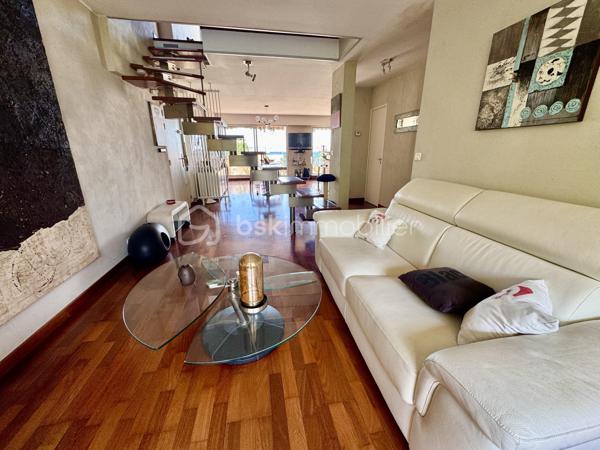 MARSEILLE 8e – DUPLEX DERNIER ÉTAGE – 84 M² – 60,70 M² DE TERRASSES – VUES PANORAMIQUES MER & MONTAGNES – BOX 35 M²

Au dernier étage d’une résidence particulièrement calme et arborée, découvrez ce duplex de 84 m² habitables, prolongé par 60,70 m² de terrasses sans vis-à-vis, offrant de remarquables perspectives sur la Méditerranée, les collines et les montagnes.

Des extérieurs conçus comme de véritables espaces de vie :
Atout majeur de l’appartement, la terrasse principale de 41,70 m² bénéficie de dimensions généreuses et d’une grande intimité.
Aménagée pour être pleinement utilisée au quotidien, elle accueille un jacuzzi, un espace bar et un barbecue, créant un cadre privilégié pour recevoir, déjeuner, dîner ou simplement profiter du soleil et du panorama.
Une seconde terrasse complète les extérieurs et permet de profiter des différentes orientations au fil de la journée.

Un duplex lumineux et ouvert sur les paysages :
L’appartement développe 84 m² habitables répartis sur 5 pièces, dont 2 chambres.
Sa configuration en duplex structure harmonieusement les différents espaces de vie, tandis que la double exposition apporte une belle luminosité et multiplie les ouvertures sur l’environnement.
Depuis l’appartement comme depuis les terrasses, les vues alternent entre mer, collines et montagnes, renforçant le caractère singulier du bien.

Un box fermé de 35 m²:
Le bien dispose également d’un box fermé de 35 m², suffisamment spacieux pour accueillir deux véhicules.
Équipé de l’électricité, il bénéficie également d’une mezzanine avec hauteur debout, offrant un volume de rangement particulièrement appréciable.

Un environnement résidentiel privilégié :
La résidence se distingue par son calme, ses espaces arborés et ses vastes aménagements paysagers, qui contribuent à préserver une atmosphère agréable et sereine.

L’association du dernier étage, des surfaces extérieures, de l’absence de vis-à-vis, des vues panoramiques et du vaste garage confère à cet appartement des qualités particulièrement recherchées dans le 8e arrondissement de Marseille.

Les points essentiels :
84 m² habitables • 5 pièces • 2 chambres • dernier étage • 60,70 m² de terrasses • terrasse principale de 41,70 m² • aucun vis-à-vis • vues panoramiques mer, collines et montagnes • double exposition • jacuzzi • espace bar • barbecue • résidence calme et arborée • box fermé de 35 m² pour deux véhicules • mezzanine de rangement • électricité dans le garage •