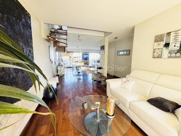 MARSEILLE 8e – DUPLEX DERNIER ÉTAGE – 84 M² – 60,70 M² DE TERRASSES – VUES PANORAMIQUES MER & MONTAGNES – BOX 35 M²

Au dernier étage d’une résidence particulièrement calme et arborée, découvrez ce duplex de 84 m² habitables, prolongé par 60,70 m² de terrasses sans vis-à-vis, offrant de remarquables perspectives sur la Méditerranée, les collines et les montagnes.

Des extérieurs conçus comme de véritables espaces de vie :
Atout majeur de l’appartement, la terrasse principale de 41,70 m² bénéficie de dimensions généreuses et d’une grande intimité.
Aménagée pour être pleinement utilisée au quotidien, elle accueille un jacuzzi, un espace bar et un barbecue, créant un cadre privilégié pour recevoir, déjeuner, dîner ou simplement profiter du soleil et du panorama.
Une seconde terrasse complète les extérieurs et permet de profiter des différentes orientations au fil de la journée.

Un duplex lumineux et ouvert sur les paysages :
L’appartement développe 84 m² habitables répartis sur 5 pièces, dont 2 chambres.
Sa configuration en duplex structure harmonieusement les différents espaces de vie, tandis que la double exposition apporte une belle luminosité et multiplie les ouvertures sur l’environnement.
Depuis l’appartement comme depuis les terrasses, les vues alternent entre mer, collines et montagnes, renforçant le caractère singulier du bien.

Un box fermé de 35 m²:
Le bien dispose également d’un box fermé de 35 m², suffisamment spacieux pour accueillir deux véhicules.
Équipé de l’électricité, il bénéficie également d’une mezzanine avec hauteur debout, offrant un volume de rangement particulièrement appréciable.

Un environnement résidentiel privilégié :
La résidence se distingue par son calme, ses espaces arborés et ses vastes aménagements paysagers, qui contribuent à préserver une atmosphère agréable et sereine.

L’association du dernier étage, des surfaces extérieures, de l’absence de vis-à-vis, des vues panoramiques et du vaste garage confère à cet appartement des qualités particulièrement recherchées dans le 8e arrondissement de Marseille.

Les points essentiels :
84 m² habitables • 5 pièces • 2 chambres • dernier étage • 60,70 m² de terrasses • terrasse principale de 41,70 m² • aucun vis-à-vis • vues panoramiques mer, collines et montagnes • double exposition • jacuzzi • espace bar • barbecue • résidence calme et arborée • box fermé de 35 m² pour deux véhicules • mezzanine de rangement • électricité dans le garage •