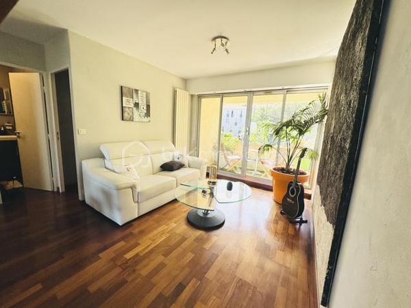 MARSEILLE 8e – DUPLEX DERNIER ÉTAGE – 84 M² – 60,70 M² DE TERRASSES – VUES PANORAMIQUES MER & MONTAGNES – BOX 35 M²

Au dernier étage d’une résidence particulièrement calme et arborée, découvrez ce duplex de 84 m² habitables, prolongé par 60,70 m² de terrasses sans vis-à-vis, offrant de remarquables perspectives sur la Méditerranée, les collines et les montagnes.

Des extérieurs conçus comme de véritables espaces de vie :
Atout majeur de l’appartement, la terrasse principale de 41,70 m² bénéficie de dimensions généreuses et d’une grande intimité.
Aménagée pour être pleinement utilisée au quotidien, elle accueille un jacuzzi, un espace bar et un barbecue, créant un cadre privilégié pour recevoir, déjeuner, dîner ou simplement profiter du soleil et du panorama.
Une seconde terrasse complète les extérieurs et permet de profiter des différentes orientations au fil de la journée.

Un duplex lumineux et ouvert sur les paysages :
L’appartement développe 84 m² habitables répartis sur 5 pièces, dont 2 chambres.
Sa configuration en duplex structure harmonieusement les différents espaces de vie, tandis que la double exposition apporte une belle luminosité et multiplie les ouvertures sur l’environnement.
Depuis l’appartement comme depuis les terrasses, les vues alternent entre mer, collines et montagnes, renforçant le caractère singulier du bien.

Un box fermé de 35 m²:
Le bien dispose également d’un box fermé de 35 m², suffisamment spacieux pour accueillir deux véhicules.
Équipé de l’électricité, il bénéficie également d’une mezzanine avec hauteur debout, offrant un volume de rangement particulièrement appréciable.

Un environnement résidentiel privilégié :
La résidence se distingue par son calme, ses espaces arborés et ses vastes aménagements paysagers, qui contribuent à préserver une atmosphère agréable et sereine.

L’association du dernier étage, des surfaces extérieures, de l’absence de vis-à-vis, des vues panoramiques et du vaste garage confère à cet appartement des qualités particulièrement recherchées dans le 8e arrondissement de Marseille.

Les points essentiels :
84 m² habitables • 5 pièces • 2 chambres • dernier étage • 60,70 m² de terrasses • terrasse principale de 41,70 m² • aucun vis-à-vis • vues panoramiques mer, collines et montagnes • double exposition • jacuzzi • espace bar • barbecue • résidence calme et arborée • box fermé de 35 m² pour deux véhicules • mezzanine de rangement • électricité dans le garage •