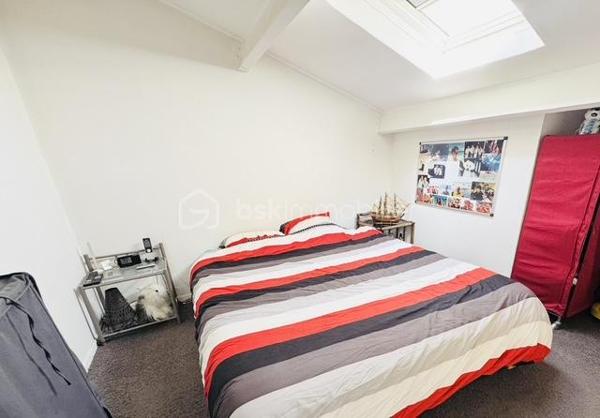 MARSEILLE 8e – DUPLEX DERNIER ÉTAGE – 84 M² – 60,70 M² DE TERRASSES – VUES PANORAMIQUES MER & MONTAGNES – BOX 35 M²

Au dernier étage d’une résidence particulièrement calme et arborée, découvrez ce duplex de 84 m² habitables, prolongé par 60,70 m² de terrasses sans vis-à-vis, offrant de remarquables perspectives sur la Méditerranée, les collines et les montagnes.

Des extérieurs conçus comme de véritables espaces de vie :
Atout majeur de l’appartement, la terrasse principale de 41,70 m² bénéficie de dimensions généreuses et d’une grande intimité.
Aménagée pour être pleinement utilisée au quotidien, elle accueille un jacuzzi, un espace bar et un barbecue, créant un cadre privilégié pour recevoir, déjeuner, dîner ou simplement profiter du soleil et du panorama.
Une seconde terrasse complète les extérieurs et permet de profiter des différentes orientations au fil de la journée.

Un duplex lumineux et ouvert sur les paysages :
L’appartement développe 84 m² habitables répartis sur 5 pièces, dont 2 chambres.
Sa configuration en duplex structure harmonieusement les différents espaces de vie, tandis que la double exposition apporte une belle luminosité et multiplie les ouvertures sur l’environnement.
Depuis l’appartement comme depuis les terrasses, les vues alternent entre mer, collines et montagnes, renforçant le caractère singulier du bien.

Un box fermé de 35 m²:
Le bien dispose également d’un box fermé de 35 m², suffisamment spacieux pour accueillir deux véhicules.
Équipé de l’électricité, il bénéficie également d’une mezzanine avec hauteur debout, offrant un volume de rangement particulièrement appréciable.

Un environnement résidentiel privilégié :
La résidence se distingue par son calme, ses espaces arborés et ses vastes aménagements paysagers, qui contribuent à préserver une atmosphère agréable et sereine.

L’association du dernier étage, des surfaces extérieures, de l’absence de vis-à-vis, des vues panoramiques et du vaste garage confère à cet appartement des qualités particulièrement recherchées dans le 8e arrondissement de Marseille.

Les points essentiels :
84 m² habitables • 5 pièces • 2 chambres • dernier étage • 60,70 m² de terrasses • terrasse principale de 41,70 m² • aucun vis-à-vis • vues panoramiques mer, collines et montagnes • double exposition • jacuzzi • espace bar • barbecue • résidence calme et arborée • box fermé de 35 m² pour deux véhicules • mezzanine de rangement • électricité dans le garage •