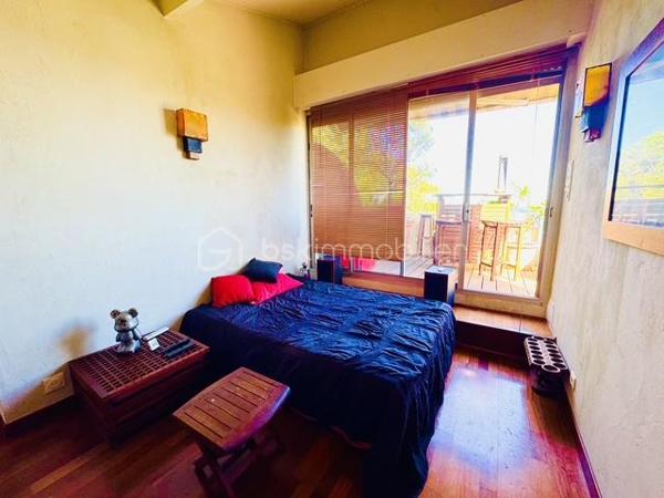 MARSEILLE 8e – DUPLEX DERNIER ÉTAGE – 84 M² – 60,70 M² DE TERRASSES – VUES PANORAMIQUES MER & MONTAGNES – BOX 35 M²

Au dernier étage d’une résidence particulièrement calme et arborée, découvrez ce duplex de 84 m² habitables, prolongé par 60,70 m² de terrasses sans vis-à-vis, offrant de remarquables perspectives sur la Méditerranée, les collines et les montagnes.

Des extérieurs conçus comme de véritables espaces de vie :
Atout majeur de l’appartement, la terrasse principale de 41,70 m² bénéficie de dimensions généreuses et d’une grande intimité.
Aménagée pour être pleinement utilisée au quotidien, elle accueille un jacuzzi, un espace bar et un barbecue, créant un cadre privilégié pour recevoir, déjeuner, dîner ou simplement profiter du soleil et du panorama.
Une seconde terrasse complète les extérieurs et permet de profiter des différentes orientations au fil de la journée.

Un duplex lumineux et ouvert sur les paysages :
L’appartement développe 84 m² habitables répartis sur 5 pièces, dont 2 chambres.
Sa configuration en duplex structure harmonieusement les différents espaces de vie, tandis que la double exposition apporte une belle luminosité et multiplie les ouvertures sur l’environnement.
Depuis l’appartement comme depuis les terrasses, les vues alternent entre mer, collines et montagnes, renforçant le caractère singulier du bien.

Un box fermé de 35 m²:
Le bien dispose également d’un box fermé de 35 m², suffisamment spacieux pour accueillir deux véhicules.
Équipé de l’électricité, il bénéficie également d’une mezzanine avec hauteur debout, offrant un volume de rangement particulièrement appréciable.

Un environnement résidentiel privilégié :
La résidence se distingue par son calme, ses espaces arborés et ses vastes aménagements paysagers, qui contribuent à préserver une atmosphère agréable et sereine.

L’association du dernier étage, des surfaces extérieures, de l’absence de vis-à-vis, des vues panoramiques et du vaste garage confère à cet appartement des qualités particulièrement recherchées dans le 8e arrondissement de Marseille.

Les points essentiels :
84 m² habitables • 5 pièces • 2 chambres • dernier étage • 60,70 m² de terrasses • terrasse principale de 41,70 m² • aucun vis-à-vis • vues panoramiques mer, collines et montagnes • double exposition • jacuzzi • espace bar • barbecue • résidence calme et arborée • box fermé de 35 m² pour deux véhicules • mezzanine de rangement • électricité dans le garage •