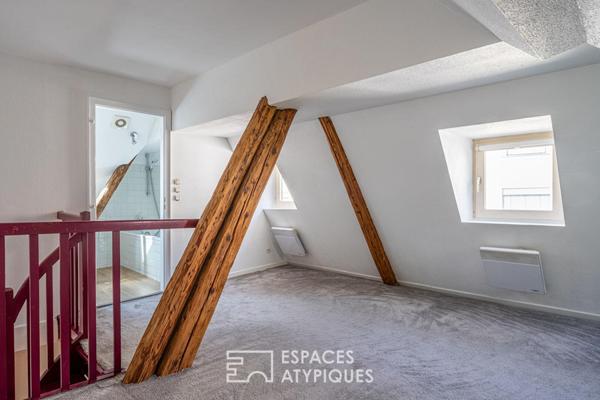 Duplex niché sous les toits au coeur de la Grande Île