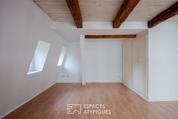 Duplex niché sous les toits au coeur de la Grande Île