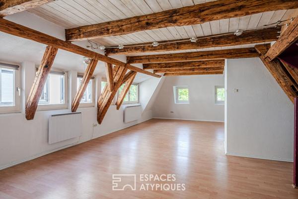 Duplex niché sous les toits au coeur de la Grande Île