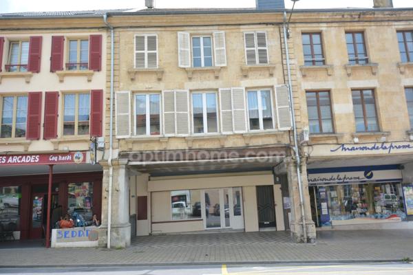 EXCLUSIVITÉ – STENAY CENTRE – VASTE APPARTEMENT SUR PLUSIEURS NIVEAUX AVEC GRANDE SURFACE EN REZ-DE-CHAUSSÉE À TRANSFORMER