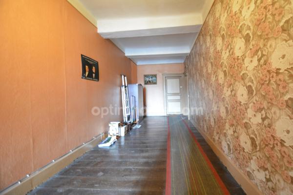 EXCLUSIVITÉ – STENAY CENTRE – VASTE APPARTEMENT SUR PLUSIEURS NIVEAUX AVEC GRANDE SURFACE EN REZ-DE-CHAUSSÉE À TRANSFORMER