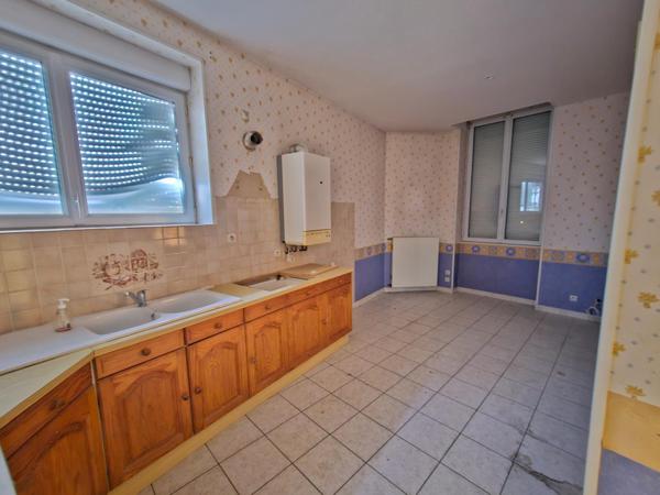 Maison à THOUARS, 79100 - 11 pièces 260m²