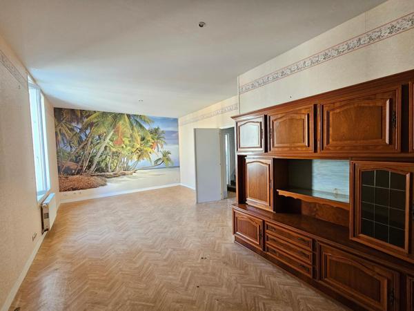 Maison à THOUARS, 79100 - 11 pièces 260m²