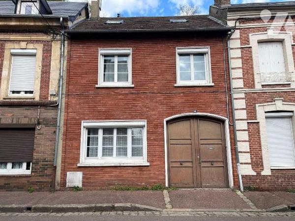 Une maison de ville située sur la commune de BEAUMONT-LE-ROGER (entre SERQUIGNY et LE NEUBOURG)...