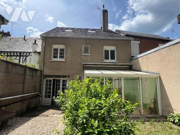Une maison de ville située sur la commune de BEAUMONT-LE-ROGER (entre SERQUIGNY et LE NEUBOURG)...