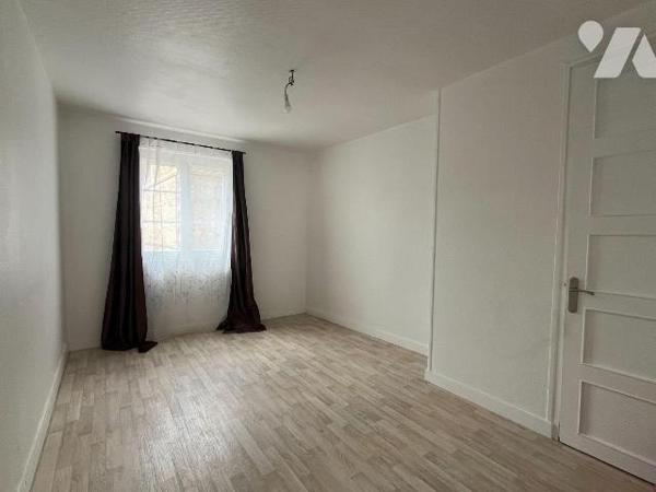 Une maison de ville située sur la commune de BEAUMONT-LE-ROGER (entre SERQUIGNY et LE NEUBOURG)...