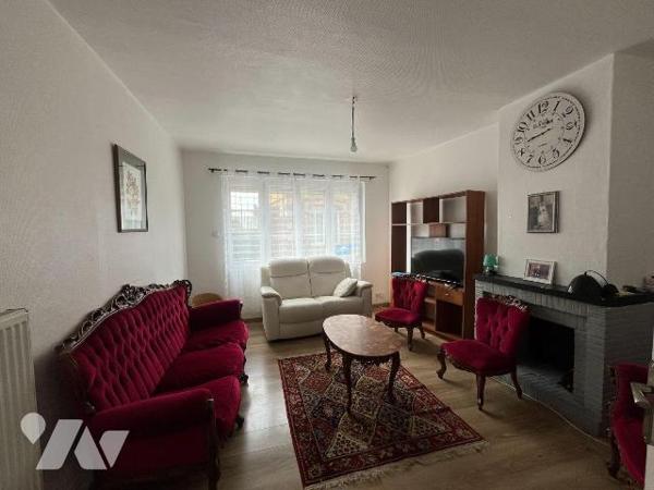 Une maison de ville située sur la commune de BEAUMONT-LE-ROGER (entre SERQUIGNY et LE NEUBOURG)...