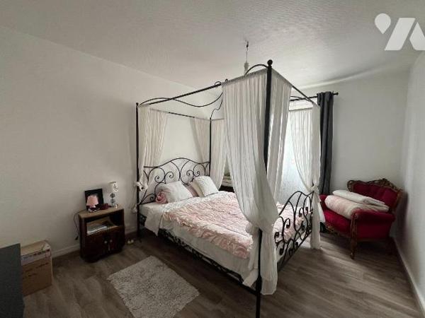 Une maison de ville située sur la commune de BEAUMONT-LE-ROGER (entre SERQUIGNY et LE NEUBOURG)...