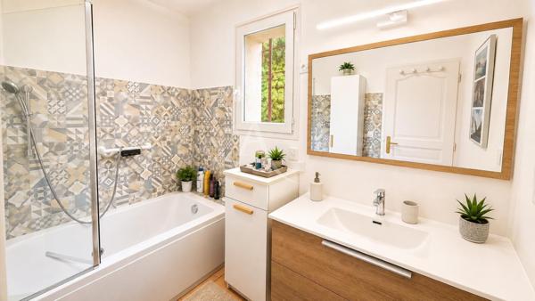 VILLA DE 122.23M2 AVEC TERRASSE PISCINE ET GARAGE AU CALME À CRUIS
