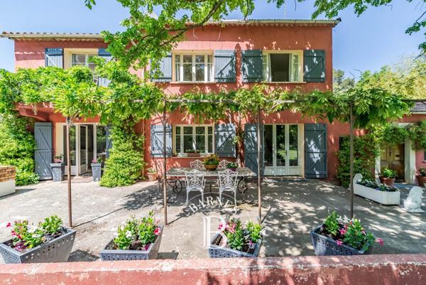 Salernes, Maison d'hôtes 6 Chambres -  258 m² à vendre
