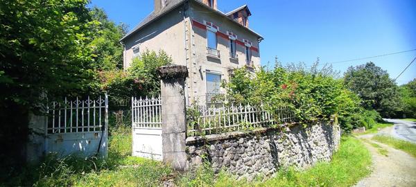 MAISON FAMILIALE EN PIERRES + DÉPENDANCES + PARCELLE BOISÉE