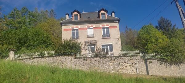 MAISON FAMILIALE EN PIERRES + DÉPENDANCES + PARCELLE BOISÉE