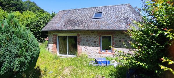 MAISON FAMILIALE EN PIERRES + DÉPENDANCES + PARCELLE BOISÉE