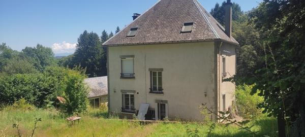 MAISON FAMILIALE EN PIERRES + DÉPENDANCES + PARCELLE BOISÉE