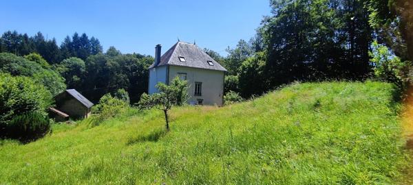 MAISON FAMILIALE EN PIERRES + DÉPENDANCES + PARCELLE BOISÉE